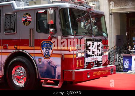 Manhattan, USA - 11. 2021. November: 343 FDNY Feuerwehrauto bei der Veterans Day Parade in NYC Stockfoto