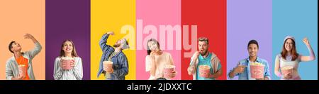 Gruppe junger Menschen mit knackigem Popcorn auf buntem Hintergrund mit Platz für Text Stockfoto