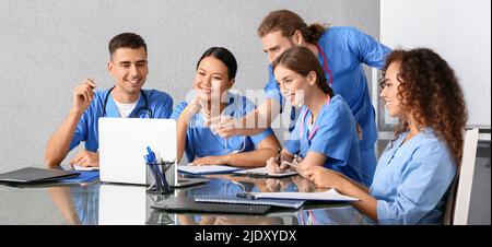 Gruppe von Studenten, die an der medizinischen Universität studieren Stockfoto