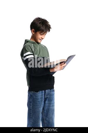 Teenager Junge lesen Heilige Bibel auf weißem Hintergrund Stockfoto