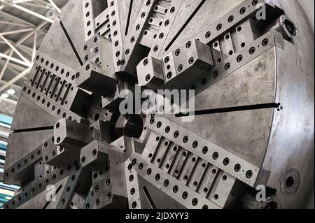 Grundplatte der riesigen Drehmaschine in der Werkshalle Stockfoto