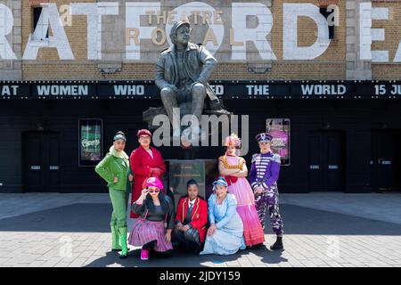 London, Großbritannien. 22.. Juni 2022. Die Darsteller von Fantastically Great Women Who Changed the World posieren mit der Statue des Theater-Wegbereiter Joan Littlewood vor dem Theatre Royal Stratford East in East London. Die Darsteller von Fantastically Great Women Who Changed the World auf der Bühne des Theatre Royal Stratford East und vor dem Theater mit der Statue des Theaterwegspielers Joan Littlewood. Die Tour des empowering Pop Musicals spielt noch bis zum 17.. Juli in Stratford. Kredit: SOPA Images Limited/Alamy Live Nachrichten Stockfoto