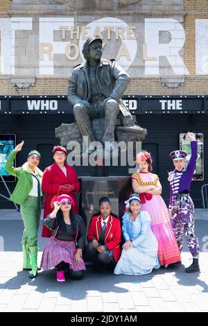 London, Großbritannien. 22.. Juni 2022. Die Darsteller von Fantastically Great Women Who Changed the World machen ein Selfie mit der Statue der Theaterwegweiterin Joan Littlewood vor dem Theatre Royal Stratford East in East London. Die Darsteller von Fantastically Great Women Who Changed the World auf der Bühne des Theatre Royal Stratford East und vor dem Theater mit der Statue des Theaterwegspielers Joan Littlewood. Die Tour des empowering Pop Musicals spielt noch bis zum 17.. Juli in Stratford. (Foto von Bonnie Britain/SOPA Images/Sipa USA) Quelle: SIPA USA/Alamy Live News Stockfoto