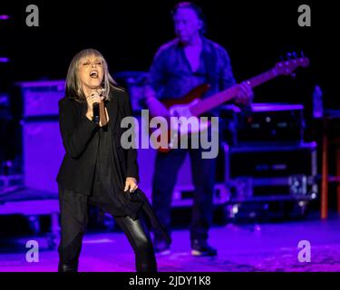 22. Juni 2022, Nashville, Indiana, USA: Pat Benatar & Neil Giraldo treten am 22. Juni 2022 im Brown County Music Center in Nashville, Indiana, auf. (Bild: © Lora Olive/ZUMA Press Wire) Stockfoto