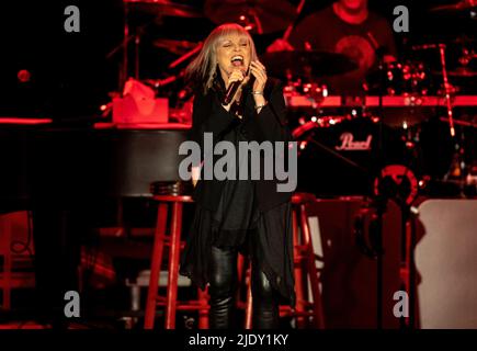 22. Juni 2022, Nashville, Indiana, USA: Pat Benatar & Neil Giraldo treten am 22. Juni 2022 im Brown County Music Center in Nashville, Indiana, auf. (Bild: © Lora Olive/ZUMA Press Wire) Stockfoto