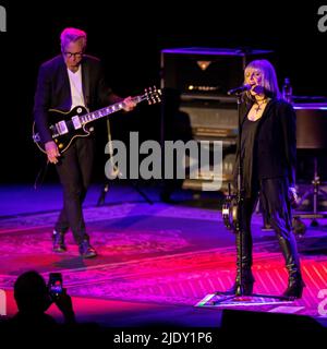 22. Juni 2022, Nashville, Indiana, USA: Pat Benatar & Neil Giraldo treten am 22. Juni 2022 im Brown County Music Center in Nashville, Indiana, auf. (Bild: © Lora Olive/ZUMA Press Wire) Stockfoto