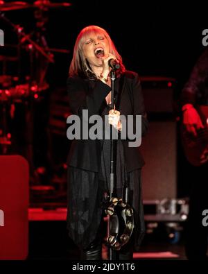 22. Juni 2022, Nashville, Indiana, USA: Pat Benatar & Neil Giraldo treten am 22. Juni 2022 im Brown County Music Center in Nashville, Indiana, auf. (Bild: © Lora Olive/ZUMA Press Wire) Stockfoto