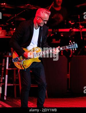 22. Juni 2022, Nashville, Indiana, USA: Pat Benatar & Neil Giraldo treten am 22. Juni 2022 im Brown County Music Center in Nashville, Indiana, auf. (Bild: © Lora Olive/ZUMA Press Wire) Stockfoto