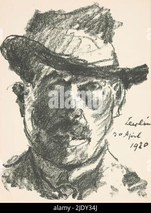 Selbstportrait Lovis Corinth (Titel auf Objekt), Schulterstück eines Mannes mit Hut, skizzenhaft gerendert, Druckerei: Lovis Corinth, (signiert vom Künstler), 30-Apr-1920, Papier, Höhe 323 mm × Breite 241 mm, Höhe 325 mm × Breite 243 mm Stockfoto