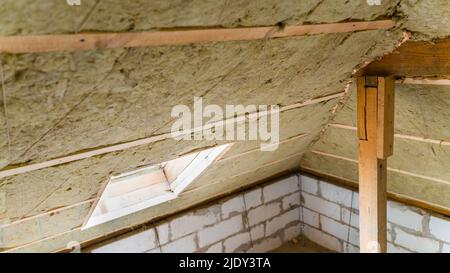 Fenster in einem Schrägdach, mit Mineralwolle isoliert Stockfoto