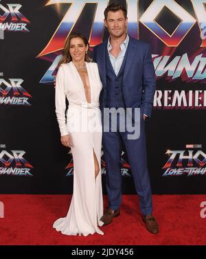 Los Angeles, USA. 23.. Juni 2022. (L-R) Elsa Pataky und Chris Hemsworth treffen am Donnerstag, dem 23. Juni 2022, bei der Weltpremiere VON THOR: LOVE AND THUNDER der Marvel Studios im El Capitan Theatre ein. (Foto: Sthanlee B. Mirador/Sipa USA) Quelle: SIPA USA/Alamy Live News Stockfoto