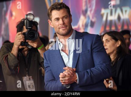 Chris Hemsworth kommt am Donnerstag, dem 23. Juni 2022, bei der Weltpremiere VON THOR: LOVE AND THUNDER in den Marvel Studios an. (Foto: Sthanlee B. Mirador/Sipa USA) Quelle: SIPA USA/Alamy Live News Stockfoto