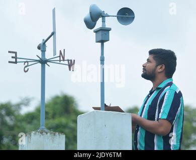 Ein Beamter der Meteorologischen Abteilung von Indien nimmt die Lesung und Informationen von einem Anemometer über windgeschwindigkeit und Winddruck im Meteorologischen Zentrum in Agartala. Der Global Wind Day oder World Wind Day ist eine weltweite Veranstaltung, die am 15.. Juni rund um die Welt stattfindet, um die Windenergie zu feiern. Agartala, Tripura, Indien. Stockfoto