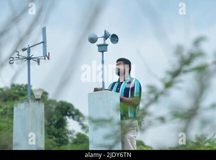 Ein Beamter der Meteorologischen Abteilung von Indien nimmt die Lesung und Informationen von einem Anemometer über windgeschwindigkeit und Winddruck im Meteorologischen Zentrum in Agartala. Der Global Wind Day oder World Wind Day ist eine weltweite Veranstaltung, die am 15.. Juni rund um die Welt stattfindet, um die Windenergie zu feiern. Agartala, Tripura, Indien. Stockfoto