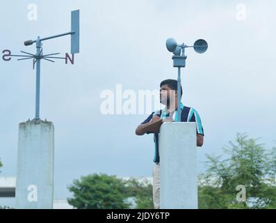 Ein Beamter der Meteorologischen Abteilung von Indien nimmt die Lesung und Informationen von einem Anemometer über windgeschwindigkeit und Winddruck im Meteorologischen Zentrum in Agartala. Der Global Wind Day oder World Wind Day ist eine weltweite Veranstaltung, die am 15.. Juni rund um die Welt stattfindet, um die Windenergie zu feiern. Agartala, Tripura, Indien. Stockfoto