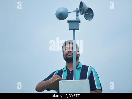 Ein Beamter der Meteorologischen Abteilung von Indien nimmt die Lesung und Informationen von einem Anemometer über windgeschwindigkeit und Winddruck im Meteorologischen Zentrum in Agartala. Der Global Wind Day oder World Wind Day ist eine weltweite Veranstaltung, die am 15.. Juni rund um die Welt stattfindet, um die Windenergie zu feiern. Agartala, Tripura, Indien. Stockfoto