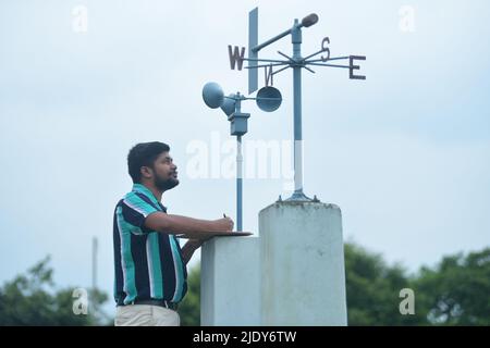 Ein Beamter der Meteorologischen Abteilung von Indien nimmt die Lesung und Informationen von einem Anemometer über windgeschwindigkeit und Winddruck im Meteorologischen Zentrum in Agartala. Der Global Wind Day oder World Wind Day ist eine weltweite Veranstaltung, die am 15.. Juni rund um die Welt stattfindet, um die Windenergie zu feiern. Agartala, Tripura, Indien. Stockfoto