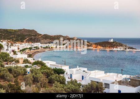 Wunderschöner Blick auf den Sonnenuntergang über dem Kapsali-Strand auf der Insel Kythera, Griechenland Stockfoto