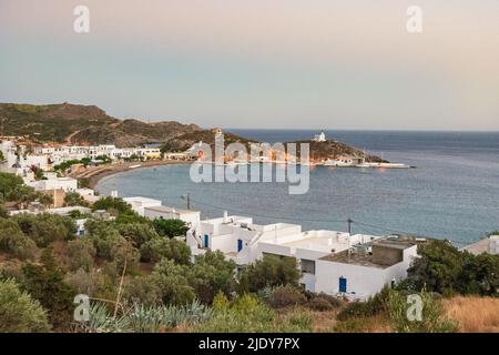 Wunderschöner Blick auf den Sonnenuntergang über dem Kapsali-Strand auf der Insel Kythera, Griechenland Stockfoto