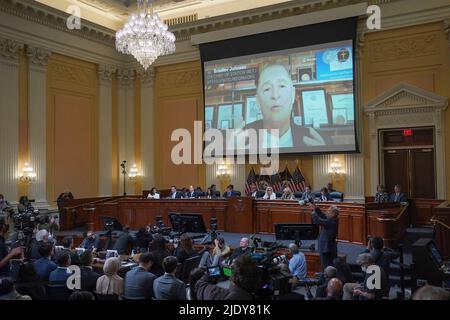 Ein Video des pensionierten CIA-Chefs von Station Bradley Johnson wird auf einem Bildschirm gezeigt, während das Auswahlkomitee des Repräsentantenhauses am 6. Januar am Donnerstag, dem 23. Juni 2022, in Washington, DC, USA, eine Anhörung auf dem Capitol Hill abhält. Foto von Demetrius Freeman/Pool/ABACAPRESS.COM Stockfoto