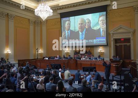 Ein Video des Rep. Louie Gohmert (R-Texas) wird auf einem Bildschirm gezeigt, da das Auswahlkomitee des Repräsentantenhauses am 6. Januar am Donnerstag, 23. Juni 2022, in Washington, DC, USA, eine Anhörung auf dem Capitol Hill veranstaltet. Foto von Demetrius Freeman/Pool/ABACAPRESS.COM Stockfoto