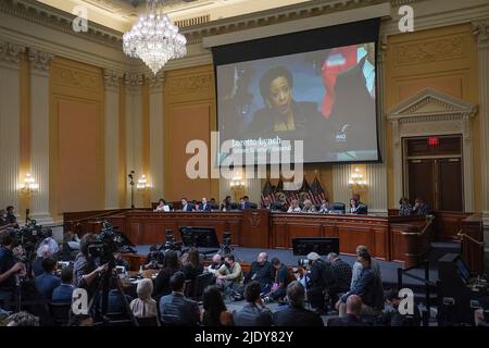 Ein Video der ehemaligen Generalanwältin Loretta Lynch wird auf einem Bildschirm gezeigt, da das Auswahlkomitee des Repräsentantenhauses am 6. Januar am Donnerstag, 23. Juni 2022, in Washington, DC, USA, eine Anhörung auf dem Capitol Hill veranstaltet. Foto von Demetrius Freeman/Pool/ABACAPRESS.COM Stockfoto