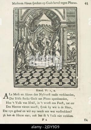 Mose und Aaron vor dem Pharao sprechen Mose und Aaron auf Gottes Befehl zum Pharao (Titel auf Objekt), Mose und Aaron bitten den Pharao, die Israeliten freizulassen. Im Hintergrund auf der linken Seite sind die Israeliten hart an der Arbeit und werden wie Sklaven behandelt. Über der Szene ein Titel. Darunter sechs Verse und ein Hinweis auf Exodus 5: 1-2. Der Druck ist Teil eines Albums., Druckerei: Christoffel van Sichem (II), (auf Objekt erwähnt), Druckerei: Christoffel van Sichem (III), (auf Objekt erwähnt), nach Druck von: Veit Rudolf Specklin, Amsterdam, 1645 - 1646 und/oder 1740, Papier, Buchdruck, Höhe 109 mm × Stockfoto