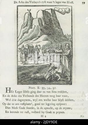 Abfahrt aus der Sinai-Wüste, die bundeslade ryst vor 't Armee von Israel (Titel auf Objekt), die Israeliten verlassen die Sinai-Wüste. Sie sammeln ihre Habseligkeiten. Die Lade des Bundes mit dem HERRN ging vor ihnen aus. Über dem Bild ein Titel. Unten sechs Verse und ein Hinweis auf die Nummern 10: 33-35. Der Druck ist Teil eines Albums., Druckerei: Christoffel van Sichem (II), (auf Objekt erwähnt), Druckerei: Christoffel van Sichem (III), (auf Objekt erwähnt), Verlag: Jan Klooster, Amsterdam, 1645 - 1646 und/oder 1740, Papier, Buchdruck, Höhe 111 mm × Breite 77 Stockfoto