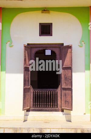 Tempelfenster, Holzschnitzereifenster Stockfoto