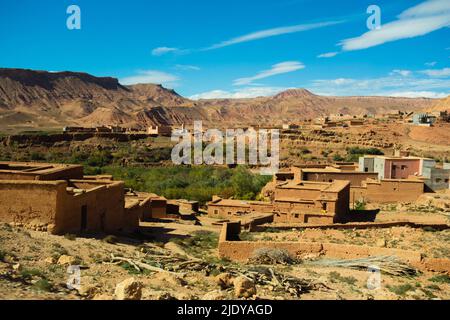 Eine Streuung von Schlammsteindörfern im Hohen Atlas mit einem klaren blauen Himmel Stockfoto