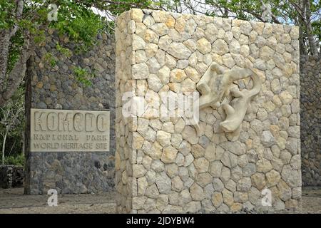 Skulpturen von komodo-Drachen und die Beschilderung des Komodo-Nationalparks, ein UNESCO-Weltkulturerbe, befindet sich auf der Komodo-Insel, im Komodo-Nationalpark, der administrativ in Komodo, West Manggarai, Ost-Nusa Tenggara, Indonesien, liegt. Stockfoto