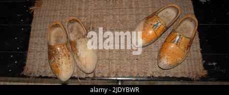 Enkhuizen, Niederlande. Juni 2022. Altmodische, abgenutzte Clogs im Zuiderzee Museum in Enkhuizen. Hochwertige Fotos Stockfoto