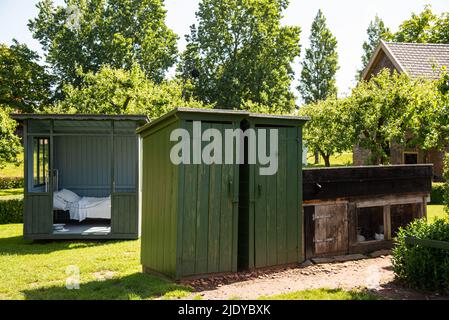 Enkhuizen, Niederlande. Juni 2022. Eine altmodische Outdoor-Toilette in einem Garten im Zuiderzee-Museum in Enkhuizen. Hochwertige Fotos Stockfoto