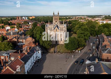 SELBY, GROSSBRITANNIEN – 20. JUNI 2022. Eine Skyline von Selby in North Yorkshire mit der Selby Abbey, einer alten Kirche im Norden Englands Stockfoto