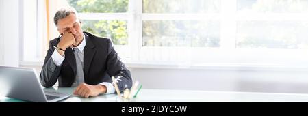 Foto von Müde Reife Geschäftsmann schlafen im Büro Stockfoto