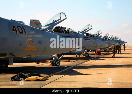 5. Juni 2022 - Marine Corps Air Station Miramar, California, USA - U.S. Marines with Marine Fighter Attack Squadron (VMFA) 323, Marine Aircraft Group 11, 3. Marine Aircraft Wing, prepare their F/A-18C Hornets to deploy to Poland from Marine Corps Air Station Miramar, California, 6. Juni 2022. VMFA-323 wird nach Polen entsandt, um unseren NATO-Verbündeten und -Partnern defensive Gegenluftunterstützung zu bieten. 3. die MAW ist weiterhin bereit, die Grundsätze der Demokratie, territorialen Integrität, Souveränität und der Achtung der internationalen, regelbasierten Ordnung zu wahren. (Bild: © U.S. Marines/ZUMA Pre Stockfoto