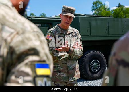 Grafenwoehr, Deutschland. 12.. Juni 2022. Armeegeneral Daniel Hokanson, Chef des Nationalen Gardebüros, spricht mit einem Mitglied der Streitkräfte der Ukraine in Grafenwoehr, Deutschland, 12. Juni 2022. Deutschland war Hokansons zweite Station auf einer Reise aus fünf Nationen, um die Beziehungen der Nationalgarde zu europäischen Verbündeten und Partnern anzuerkennen und zu stärken.Quelle: U.S. Army/ZUMA Press Wire Service/ZUMAPRESS.com/Alamy Live News Stockfoto