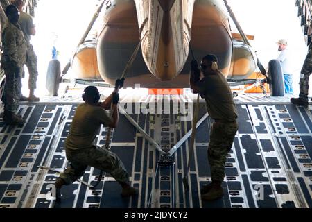 Tucson, Arizona, USA. 9.. Juni 2022. Ein Mi-17-Hubschrauber wird auf einem C-17 Globemaster III-Flugzeug auf der Davis-Monthan Air Force Base, Arizona, am 9. Juni 2022 verladen. Das Verteidigungsministerium stellt Mi-17-Hubschrauber zur Verfügung, um ukrainische Truppen auf dem Schlachtfeld zu unterstützen und die Mi-17-Hubschrauber zu erweitern, die Anfang dieses Jahres in die Ukraine geschickt wurden. Quelle: U.S. Air Force/ZUMA Press Wire Service/ZUMAPRESS.com/Alamy Live News Stockfoto