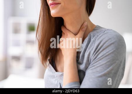 Nahaufnahme einer kranken Frau, Halsschmerzen Stockfoto