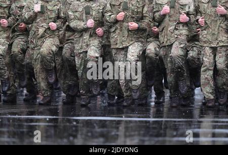 Datei Foto vom 27/02/17 von Mitgliedern des Bataillons 4. die Gewehre marschieren im Regen in der Normandie Barracks, Aldershot, wie das Verteidigungsministerium kleinere Unternehmen für Verträge übersieht, hat ein Ausschuss von Abgeordneten gesagt. Stockfoto