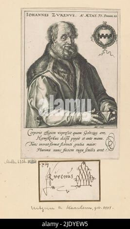 Porträt von Johan van Zuren, Johannes Zurenus (Titel auf Objekt), Porträt des Druckers/Verlegers und Bürgermeisters von Haarlem Jan van Suren (1517-1591). Van Suren ist 71 Jahre alt. Halbherzig hinter einem Tisch dargestellt, mehr oder weniger rechts, dem Betrachter gegenüber. In seinen Händen ist ein Büchlein. Er ist in einen Mantel gekleidet, der mit Pelz getrimmt ist. Oben rechts sein Wappen. Vierzeilige lateinische Beschriftung, Druckerei: Hendrick Goltzius, (auf Objekt erwähnt), nach eigenem Entwurf von: Hendrick Goltzius, 1588, Papier, Gravur, Höhe 167 mm × Breite 110 mm Stockfoto