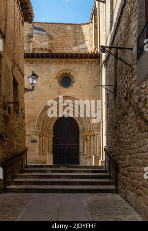 Torbogen in der Kirche. Gepflasterte Straße in der mittelalterlichen Stadt LaGuardia, Alaba, Spanien. Malerische und enge Straßen an Einem sonnigen Tag. Architektur, Ein Stockfoto