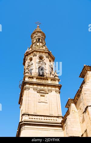 Kirche unserer Lieben Frau von der Himmelfahrt in der mittelalterlichen Stadt Briones, Rja, Spanien. Architektur, Kunst, Geschichte, Reisen. Stockfoto