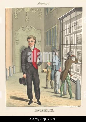 Waisenjunge vor dem Tor des Waisenhauses in Amsterdam, Orphelin (Titel auf Objekt), hinter dem Waisenjungen, zwei Männer und ein Junge schauen auf das Fenster des Kunsthändlers Frans Buffa & Sons., Druckerei: Albertine V., (auf Objekt erwähnt), c. 1825 - c. 1875, Papier, Höhe 311 mm × Breite 246 mm Stockfoto