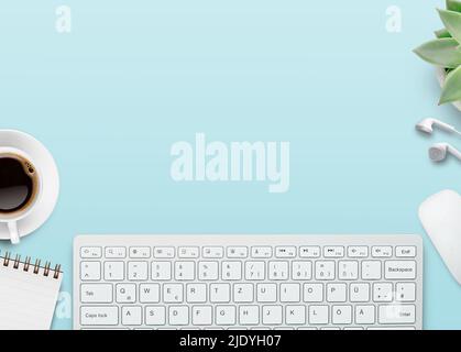 Computertastatur, Notizblock, Maus über weißem Schreibtisch mit einer Tasse Kaffee und Zubehör. Draufsicht mit Kopierplatz, flach liegend. Stockfoto