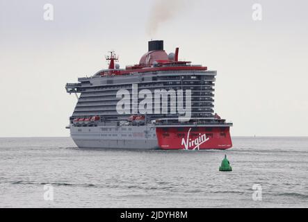 Die neueste Virgin Voyages Kreuzfahrt Schiff VALIANT LADY in the Solent Stockfoto