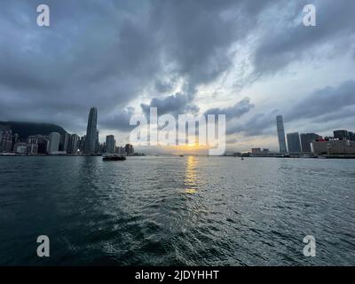 Hongkong. 31.. Mai 2022. Das Foto vom 31. Mai 2022 zeigt den Sonnenuntergang am Victoria Harbour in Hongkong, Südchina. Dieses Jahr ist der 25.. Jahrestag der Rückkehr Hongkongs ins Mutterland. Quelle: Li Gang/Xinhua/Alamy Live News Stockfoto