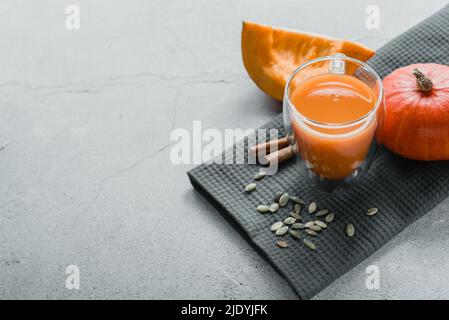 Frisch gepresster Kürbissaft mit Petersilie und Kürbiskernen Draufsicht Stockfoto