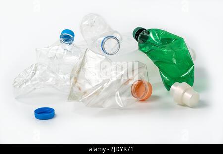 Recycelfertiger Kunststoff, isoliert auf weißem Hintergrund. Leere PET-Flaschen verwendet Stockfoto