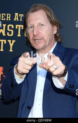 LOS ANGELES - JUN 23: Lew Temple at Murder at Yellowstone City Premiere im Harmony Gold am 23. Juni 2022 in Los Angeles, CA Stockfoto